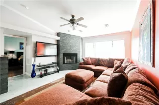 Photo #6: 2369958 Listing