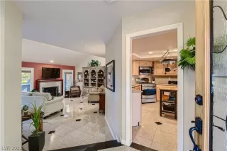 Photo #5: 2370002 Listing