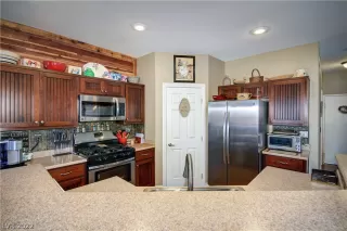 Photo #3: 2370067 Listing