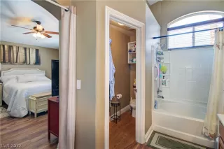 Photo #6: 2370067 Listing