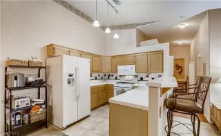 Photo #4: 2370202 Listing 