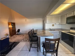 Photo #5: 2370475 Listing