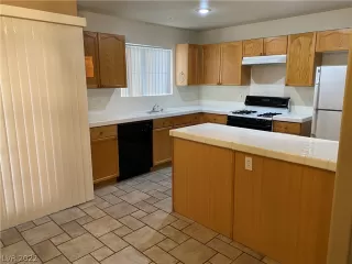 Photo #5: 2370566 Listing