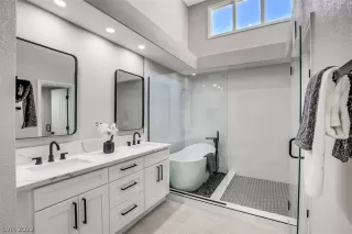 Photo #4: 2370712 Listing 