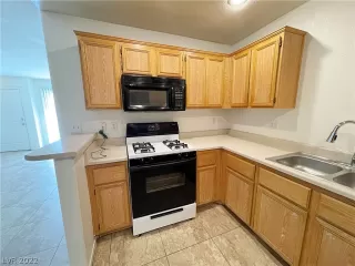 Photo #6: 2370900 Listing 