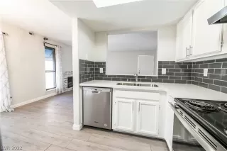 Photo #5: 2371003 Listing