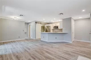 Photo #1: 2371035 Listing 