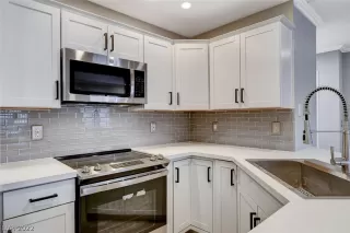 Photo #5: 2371035 Listing 