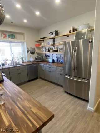 Photo #2: 2371040 Listing