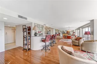 Photo #5: 2371559 Listing 