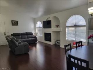 Photo #4: 2371881 Listing