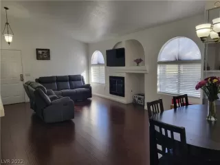 Photo #5: 2371881 Listing