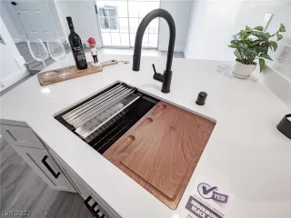 Photo #3: 2372151 Listing