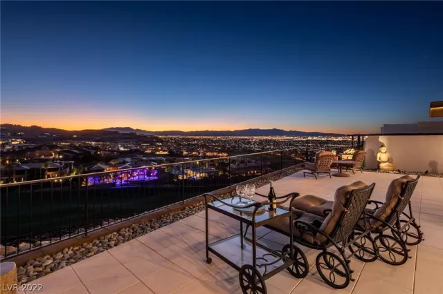 MLS: 2372207 Condo For Sale