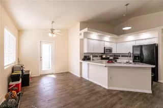 Photo #6: 2372251 Listing