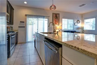 Photo #5: 2372339 Listing