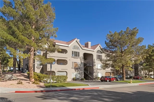 MLS: 2372686 Condo For Sale