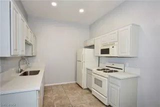 Photo #5: 2374153 Listing 