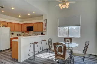 Photo #6: 2374358 Listing