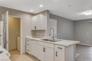 Photo #5: 2374528 Listing