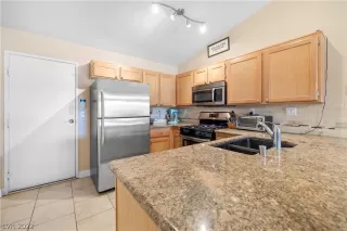 Photo #3: 2374599 Listing 