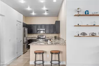 Photo #5: 2375256 Listing