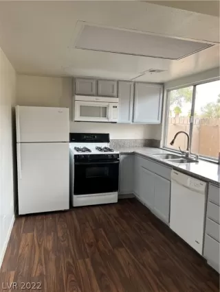 Photo #5: 2375423 Listing 