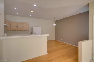 Photo #5: 2375992 Listing 