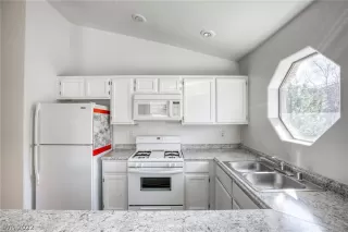 Photo #5: 2376742 Listing 