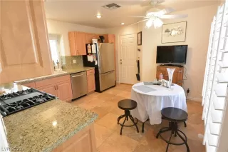 Photo #5: 2376902 Listing