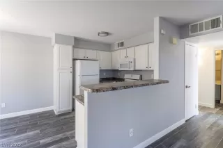 Photo #6: 2376938 Listing