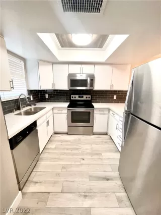 Photo #1: 2376984 Listing 