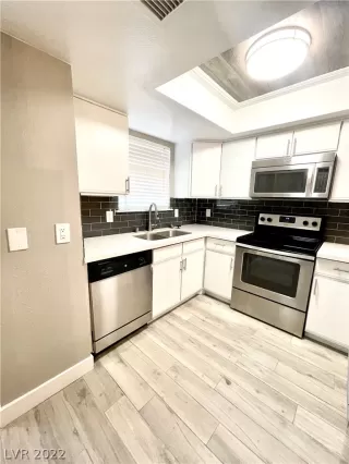 Photo #2: 2376984 Listing 