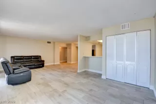 Photo #5: 2377121 Listing