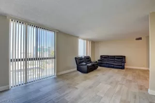 Photo #6: 2377121 Listing