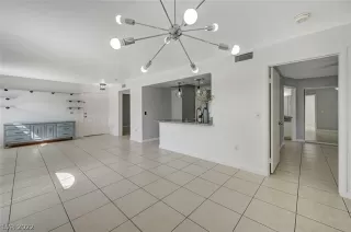 Photo #5: 2377487 Listing