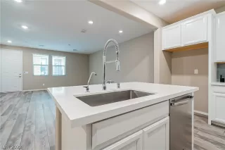 Photo #5: 2377508 Listing