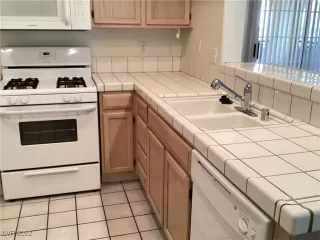 Photo #5: 2377625 Listing 