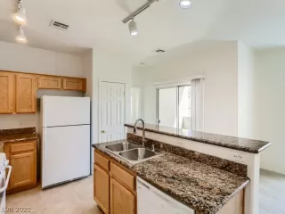 Photo #4: 2377909 Listing