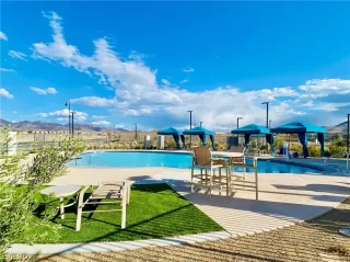 Photo #3: 2377916 Listing