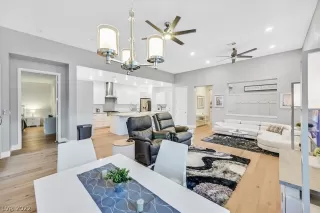 Photo #4: 2377932 Listing 