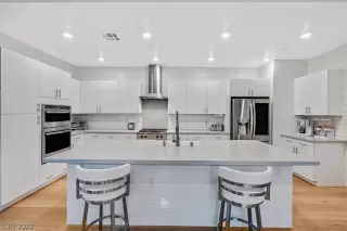 Photo #5: 2377932 Listing 