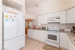 Photo #5: 2378687 Listing