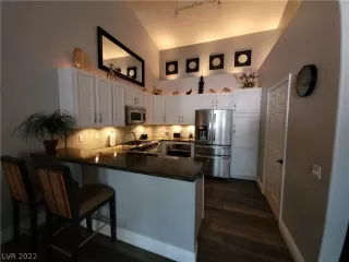 Photo #6: 2378689 Listing