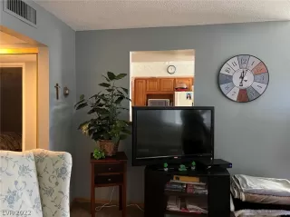 Photo #6: 2378923 Listing