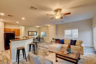 Photo #4: 2379353 Listing