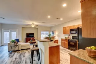 Photo #5: 2379353 Listing