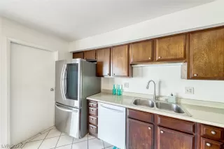 Photo #5: 2379414 Listing