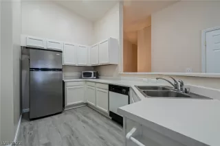 Photo #4: 2379758 Listing