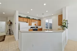 Photo #5: 2379808 Listing 